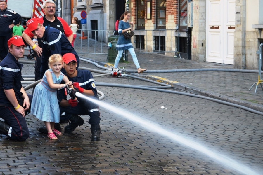 Les jeunes sapeurs-pompiers apprennent aux enfants comment  tenir un tuyau incen